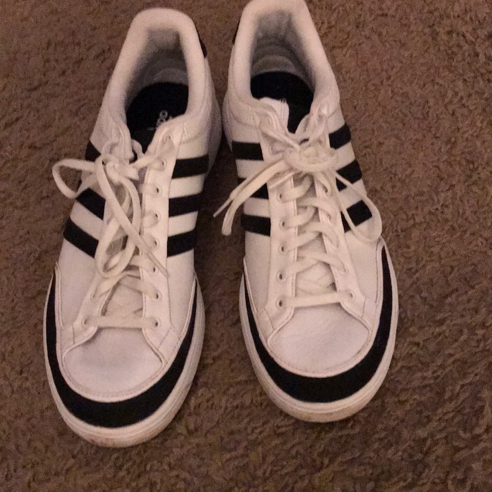 Tennis shoes